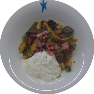 Kleine Portion: Lausitzer Schupfnudelpfanne mit Pilzen und Kasselerwürfeln (2,3,8,15,21,81) an Kräuter-Quark-Dip (19)