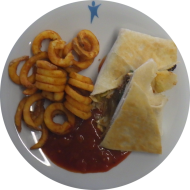 Teriyaki-Beef-Wrap mit marinierten Rindfleischstreifen, Sesam, Tomate, Gurke und Eisbergsalat (2,9,18,23,49,81) dazu Twister Pommes (81)