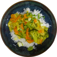 Zitronencurry mit frischer Zucchini, Bohnen und gebratenen Tofu (18) dazu Basmatireis