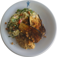 Gegrillte Aubergine mit Pastinaken-Hummus, Kichererbsen und Petersiliensalat (23,81)