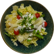 Pasta mit frischem Spargel und Kirschtomaten in Pesto-Sahnesoße, dazu ital. Hartkäse (15,19,81)