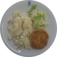 Hausgemachtes Blumenkohl-Käse-Medaillon (1,3,21,81) dazu Kartoffelsalat nach 'Wirtshaus Art' (9,22) und Salatgarnitur