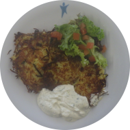 Hausgemachte Mozzarella-Lauch-Kartoffelrösti (2,3,15,19,24,81) mit Creme fraiche-Dip (19) dazu Salatgarnitur