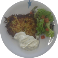 Kleine Portion: Hausgemachte Mozzarella-Lauch-Kartoffelrösti (2,3,15,19,24,81) mit Creme fraiche-Dip (19) dazu Salatgarnitur