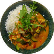 StreetFood: Gerösteter Tofu 'Barbados' in Kokos-Curry-Soße (2,3,18,81) dazu Jasmin-Duftreis und Salatgarnitur