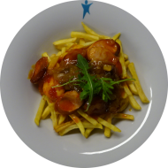StreefFood: Pommes frites 'Currywurst-Style' on Top Gurken-Zwiebel-Chutney (1,2,3,8,9,46)