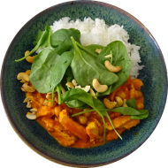 Cremiges Hähnchencurry mit Kichererbsen und Cashews (3,74) dazu gebutterter Reis (19)
