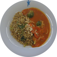 Kleine Portion: Rotes Curry mit Rosenkohl, Möhren, Kokosmilch und Cashewkernen (74), dazu gebratener Sommerweizen mit Porree (81)