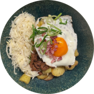 Tiroler Gröstl mit Rindfleisch, Speckstreifen, Petersilie und Spiegelei (2,3,15) dazu Salatgarnitur