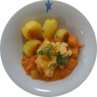 Kleine Portion: Tandooriblumenkohl mit Linsen-Ananas-Curry (1,2,3,18,22,62) dazu würzige Chili-Kräuter-Kartoffeln (62,63)
