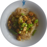 Kleine Portion: 'Chop Suey' mit gebratenen Tofu, Knoblauch, Ingwer und buntem Gemüse (2,18,23,49,81) dazu Glasnudeln (2,18,81)