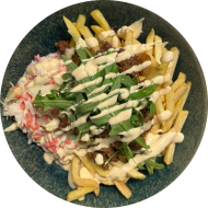 Chili-Cheese-Pommes mit Hackfleisch, Coleslaw und Rucola (1,2,3,15,19,22,81)