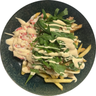 Chili-Cheese-Pommes mit Sojagranulat, Coleslaw und Rucola (1,2,3,15,18,19,22,81)