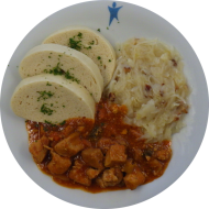 Schweinegulasch (1,21,81) dazu Schmorkraut mit Speck und Knödelscheiben (15,19,81)
