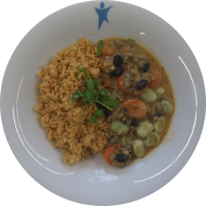 Kleine Portion: 'Thai Chili' mit schwarzen Bohnen, Sonnenblumenhack, Tomate und Koriander (49) dazu Couscous 'á la Nuri' (81)