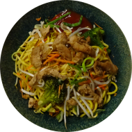 StreetFood: Chinesische Bratnudelpfanne mit Hähnchenstreifen, Porree und Sprossen (2,15,18,81) dazu süß-scharfer Asia-Dip (9,49)