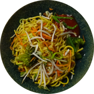 StreetFood: Chinesische Bratnudelpfanne aus dem Wok (2,18,81) dazu süß-scharfer Asia-Dip (9,22)