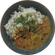 Thai Chili mit Bohnen, Sonnenblumenhack, Tomate und Koriander (49) dazu Kräuterreis