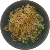 Chinesisches Chicken Kung Pao mit gerösteten Erdnüssen, Chili, Knoblauch und Frühlingslauch (2,3,17,18,49,81) dazu chinesische Bratnudeln (2,18,81)