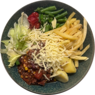 Chili con Carne Bowl mit Rinderhackfleisch, Bohnen, Mais und Tomate (19,49) dazu Pommes
