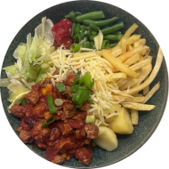 Chili sin Carne Bowl mit Bohnen, Mais und Tomate (1,18,49) dazu Pommes
