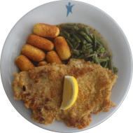 Hausgemachtes Sächsisches Schnitzel mit würziger Senfpanade (15,22,81) an Thymianjus dazu Pilzbohnen (1) und Kroketten (15,81)