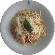 Spaghetti 'all Arabbiata' mit Paprika und frischem Basilikum (49,81) dazu geriebener Hartkäse (15,19) oder Reiberei (1)