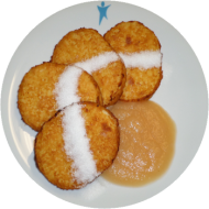 4 Quarkkeulchen ohne Rosinen mit Apfelmus (3,15,19,81). Auch als kleine Portion erhältlich.