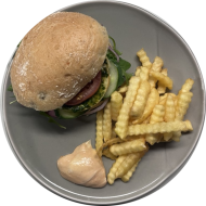 Sie können aus 6 verschiedenen Burgervariationen wählen. Heutige Tagesempfehlung: Burger Zyprus mit Grillkäse, Rucola, roter Zwiebel, Pesto und Tomatensugo (19,81) dazu als Menüoption Pommes und House-Dip (9,22)
