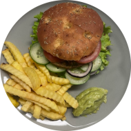 Sie können aus 5 verschiedenen Burgervariationen wählen. Heutige Tagesempfehlung: 'Green Burger' mit Edamame Patty, Tomatenchutney, Eisberg und Cashewcreme (1,18,24,74,81) dazu als Menüoption Pommes und House-Dip (9,22)