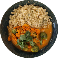 Rotes Curry mit Rosenkohl, Möhren, Kokosmilch und Cashewkernen (74) dazu Zitronenbulgur (81)