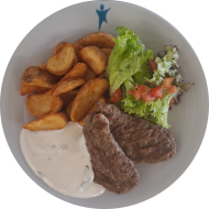 2 gegrillte Lammhacksteaks (15,81) an Joghurt-Minz-Dip (19) dazu Kartoffelspalten und Salatgarnitur