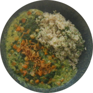 Kichererbsencurry mit Spinat, Möhren und Röstzwiebeln (18,81) dazu Basmatireis