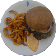Burger 'Beef'n Bacon' mit Rindfleischpatty, Käse, Bacon und Gewürzgurken (1,2,3,9,15,19,22,23,81,82,84) dazu Twister Pommes (81)
