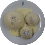 1 Germknödel mit Pflaumenmusfüllung und 2 Hefeklöße an Mohn-Zucker (15,19,81) mit Vanillesoße (19)