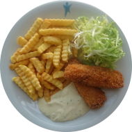Paniertes Seeelachsfilet gebacken (16,19,22,81) dazu Creme fraiché Dip (19) dazu Pommes frites und Garnitur 