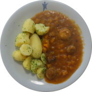 Kürbisgulasch mit Waldpilzen (49,81) dazu Petersilienkartoffeln. Auch als kleine Portion erhältlich.