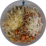 Pastabar (81) mit Tomaten-Peperoni-Soße (81) oder Brokkolisoße mit gerösteten Mandelsplittern (18,71,81) dazu geriebener Gouda (19) oder Reiberei (1) und buntes Gemüse
