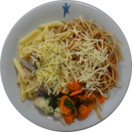 Pastabar (81) mit Tomatensoße 'Napoli' (81) oder Pastasoße 'Funghi' (19,81) dazu geriebener Gouda (19) oder Reiberei (1) und buntes Gemüse