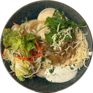 Piroggi mit Quarkfüllung (15,19,81), Zwiebelschmelze und Salatgarnitur