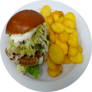 „Bayerisches Schmankerl' unser Nürn’Burger Brezel-Briochebrötchen mit Nürnberger Würstchen, Kraut-Radieschensalat, Meeretichschmand dazu gebackene Kartoffelscheiben (8,19,24,81,82) dazu eine Flasche Oktoberfestbier