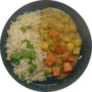 Süßkartoffel-Erbsen-Masala mit Kokosmilch und Koriander an Basmatireis