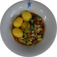 kleine Portion: Bohnen-Gemüse-Ragout mit Tomaten, Sojasprossen, Möhre und Erdnüssen, dazu Kräuterkartoffeln (17)