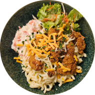 'Mac and Cheese' Bowl mit 'Crunchy Chicken Tenders' aus Hähnchenbrust und Coleslaw-Salat (1,2,3,15,19,22,81)