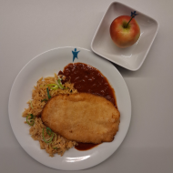 Hähnchenbrust 'Piccata' mit Parmesanpanade (19,81) und Tomatensoße Napoli (81) dazu Pastasotto mit gehobeltem Hartkäse (3,15,19,24,81) und Salatgarnitur oder 1 Apfel 