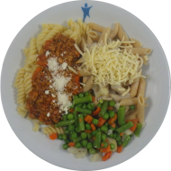 Pastabar (81) mit Basilikumrahmsoße (19) oder Hackfleischsoße 'Griechische Art' mit Rotwein und Knoblauch (3,21,24,49,81) oder Käse-Kräuter-Soße (1,19,81) dazu geriebener Gouda (19) oder geriebener Hartkäse (15,19) und buntes Gemüse