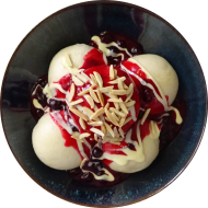 4 Hefeklöße an Waldbeeren- Dip und Vanillesoße (15,19,81)