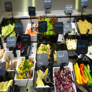 Nicht vergessen, Mittwoch ist Salattag an der Kalt-Warm-Theke – frisch, knackig und mega lecker.