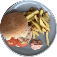 Burger 'Ceasar's Chicken' mit gebratener Hähnchenbrust, Römersalat, Tomate und Hartkäse (19,22,47,81,82) dazu als Menüoption Pommes und House-Dip (9,22)