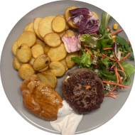 Grillabend: Bifteki mit Hirtenkäse, roten Zwiebeln und Knoblauch (15,19,49,81) oder Teriyaki-Hähnchenbrust mit Knoblauch und Ingwer (2,18,49,81) an Aioli-Dip (22,49) dazu Kartoffel-Chips und Salatgarnitur